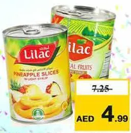 Lilac شرائح أناناس في محلول خفيف / فواكه استوائية