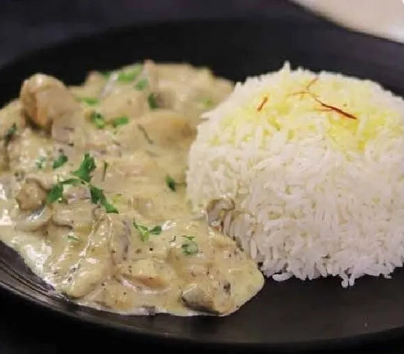 دجاج ستروغانوف مع صلصة بيضاء + أرز أبيض أو شعيرية