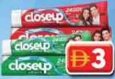 closeup معجون أسنان أحمر حار