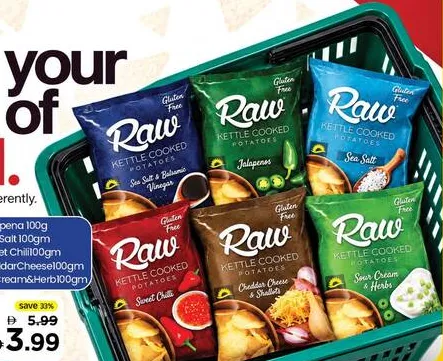 Raw رقائق بطاطس مطهية في القدر