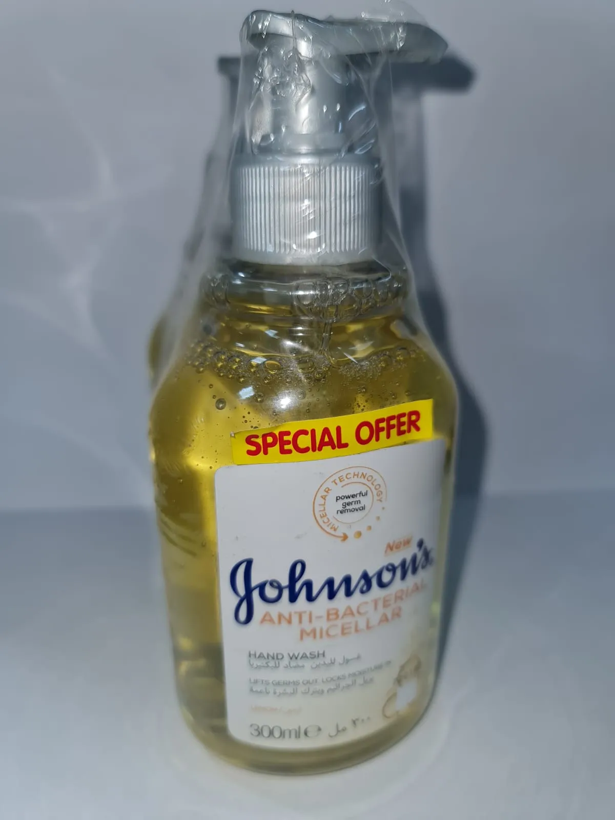 Johnson&Johnson Johnson & Johnson غسول يدين مضاد للبكتيريا بالليمون